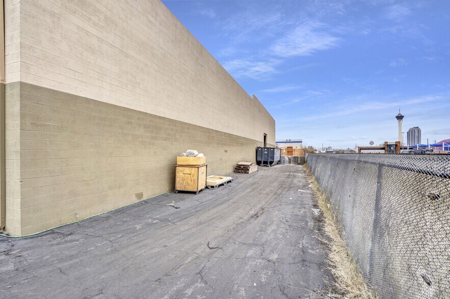 More Photos Of 2960 S Highland Dr, Las Vegas Warehouse For Lease