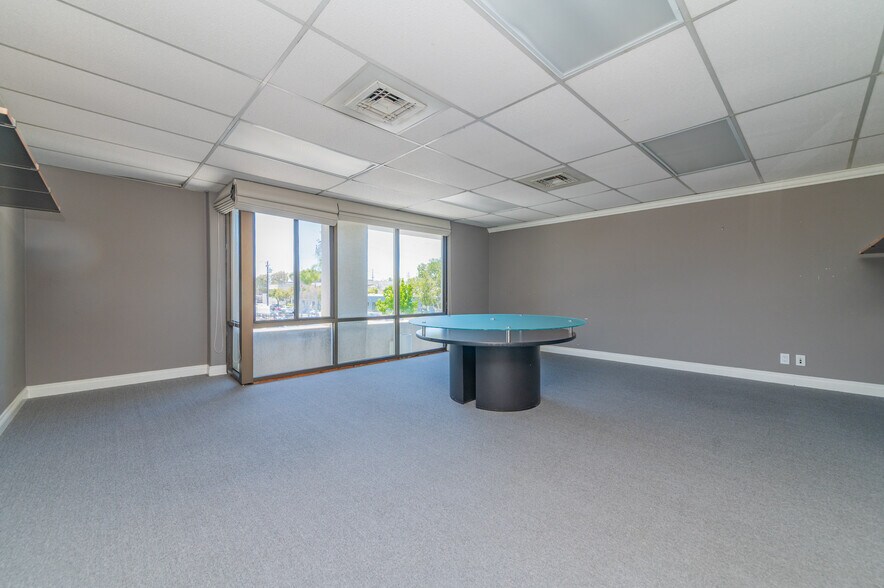 More Photos Of 711 W 17th St, Costa Mesa Light Manufacturing For Lease