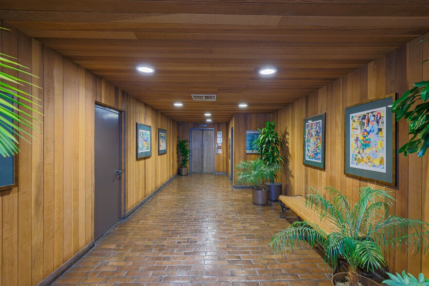 More Photos Of 11030 Santa Monica Blvd, Los Angeles Office For Lease