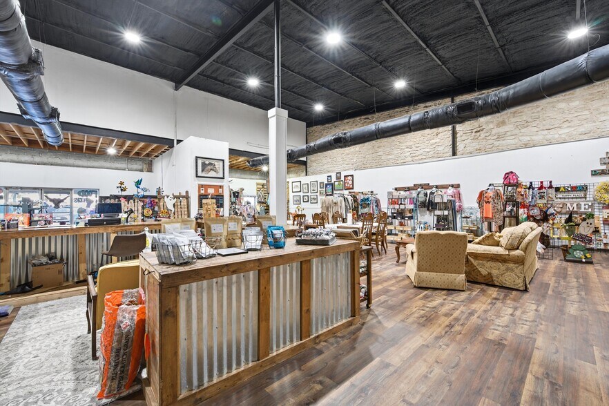 More Photos Of 608 E Leon St, Gatesville Office For Sale