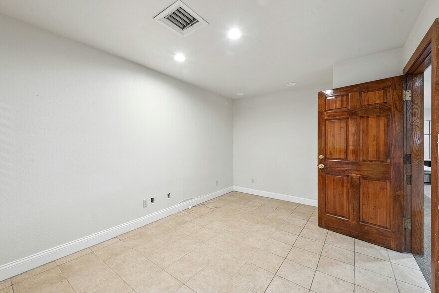 More Photos Of 7685 Northcross Dr, Austin Office For Lease