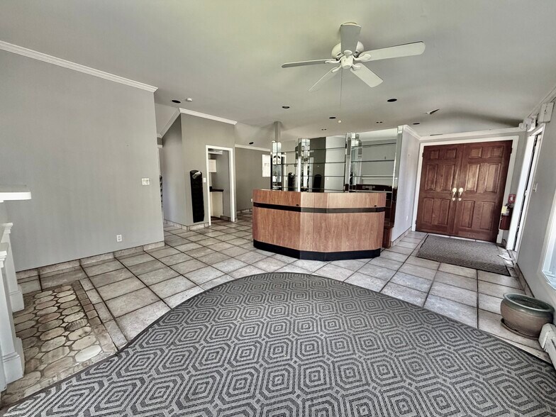 More Photos Of 408 Boston Post Rd, Darien Freestanding For Lease