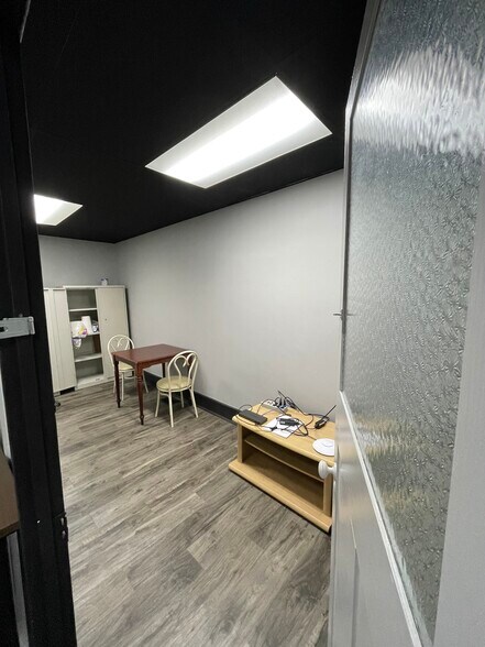 More Photos Of 26 W Broadway St, Shelbyville Office For Lease
