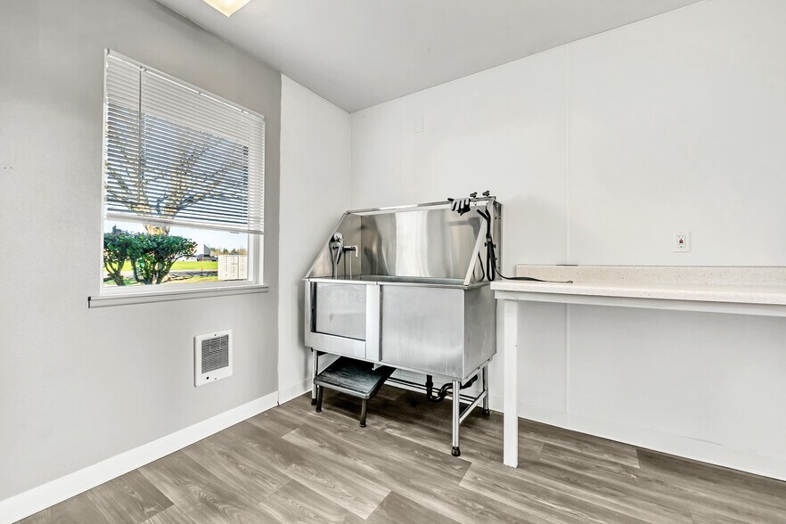 More Photos Of 8011 NE Fourth Plain Blvd, Vancouver Apartments For Sale