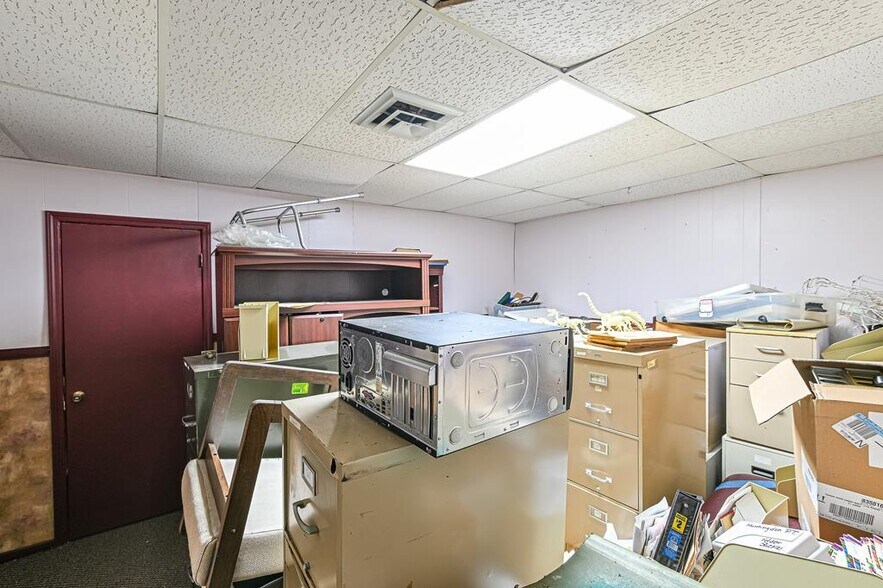 More Photos Of 1102 Mineral Wells Ave, Paris Office For Sale