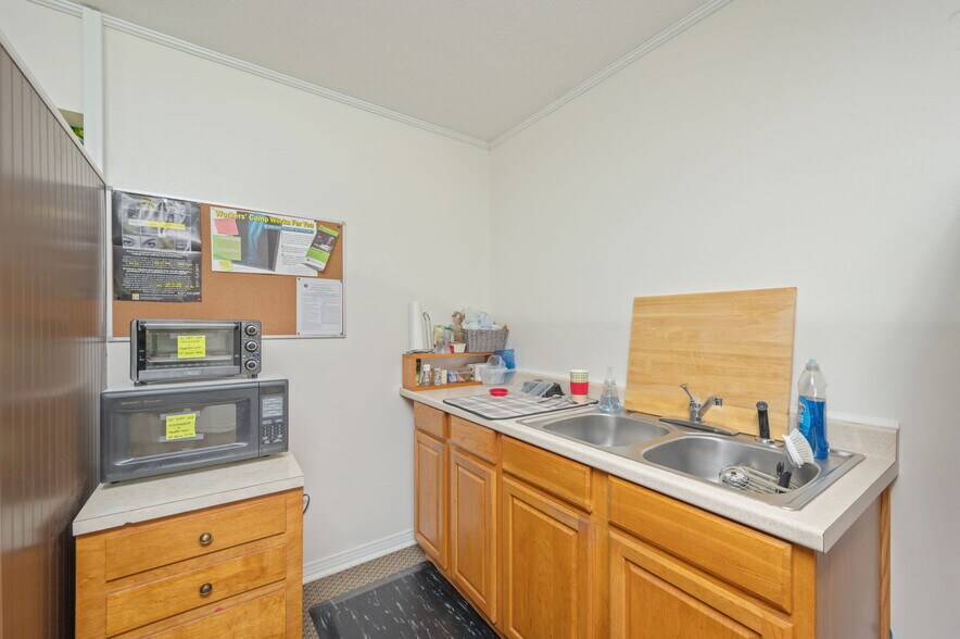 More Photos Of 1078 S Ferdon Blvd, Crestview Medical For Sale