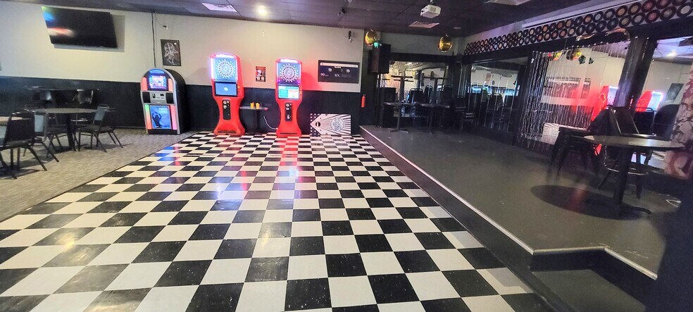 More Photos Of 118 E Jackson Ave, Iola General Retail For Sale