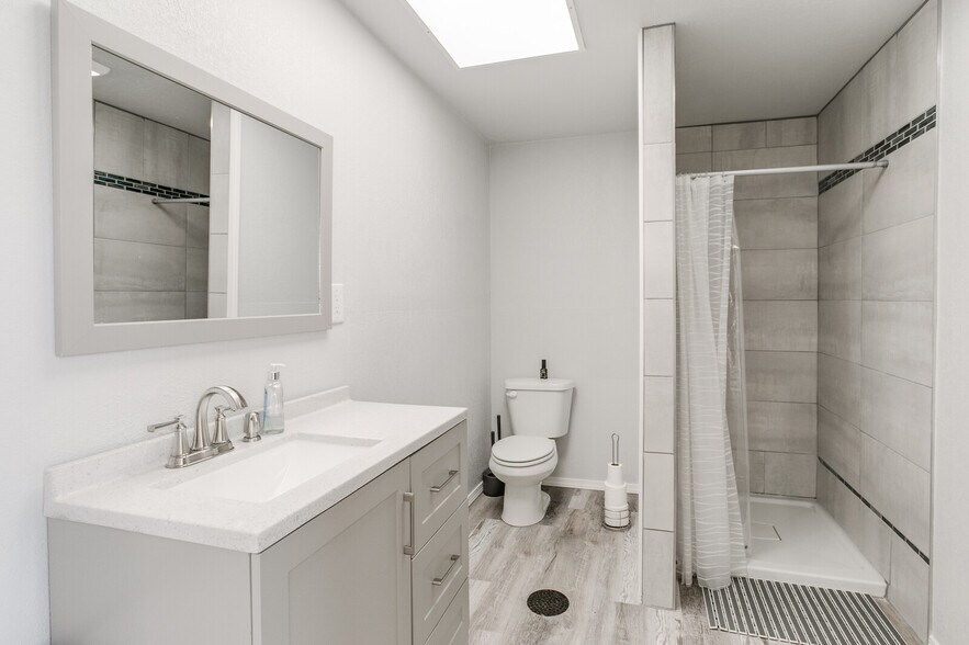 More Photos Of 1725 NE 16th St, Newcastle Warehouse For Sale