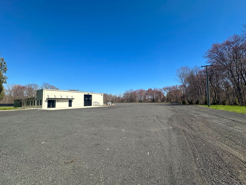 More Photos Of 85 Pierson Ln, Windsor Manufacturing For Lease
