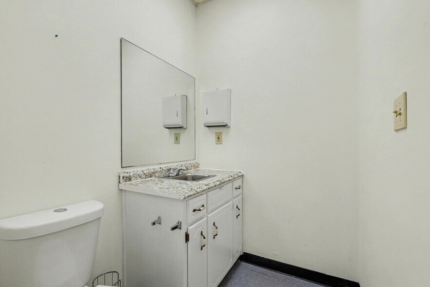 More Photos Of 1445 Cleveland Ave, East Point Showroom For Sale