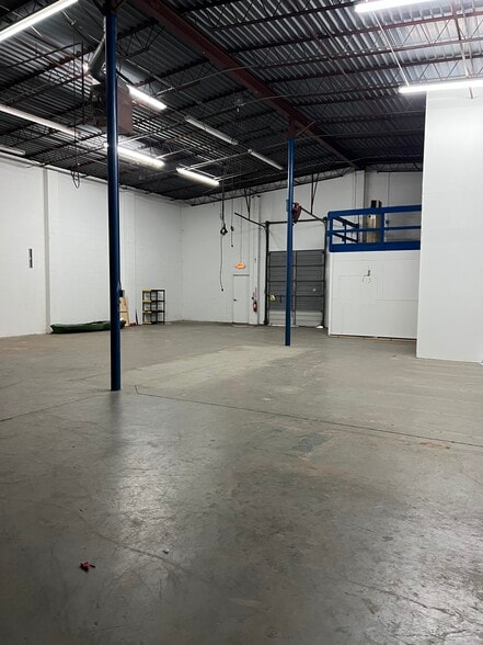 More Photos Of 130 SE Dodd St, Marietta Flex For Lease