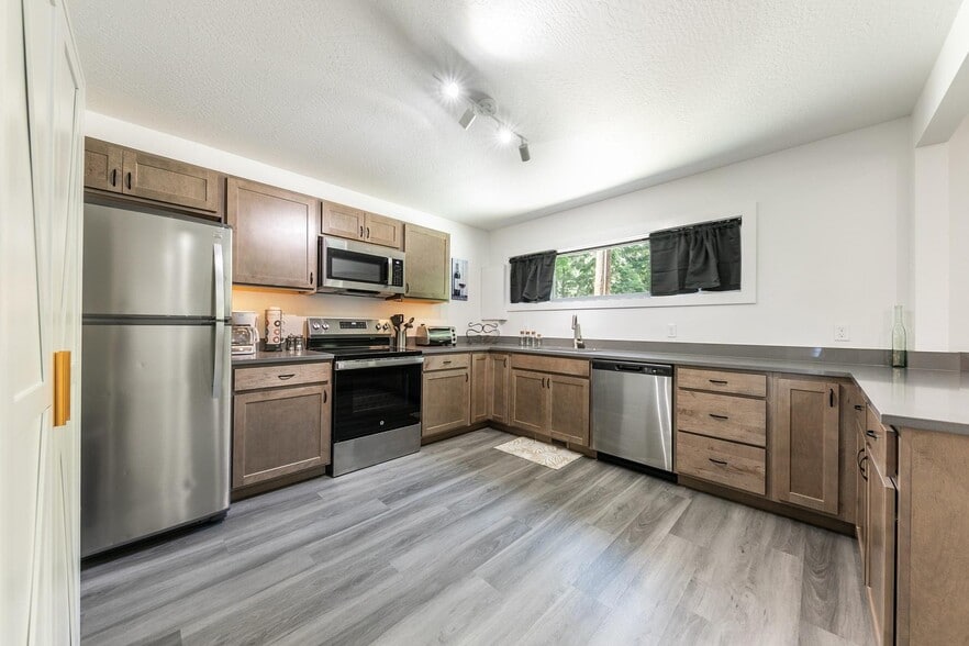 More Photos Of 8393 N Lake Blvd, Kings Beach Showroom For Sale
