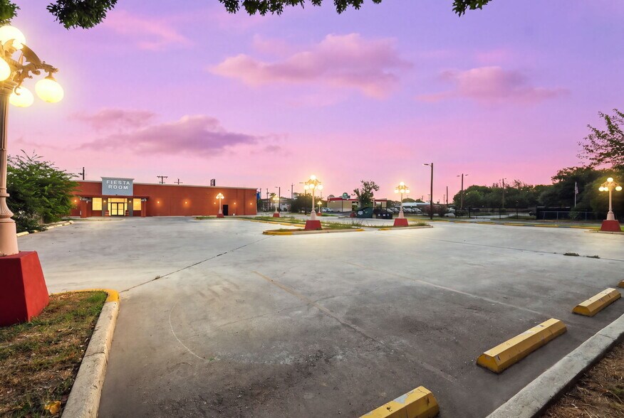 More Photos Of 4946 Rigsby Ave, San Antonio Restaurant For Sale