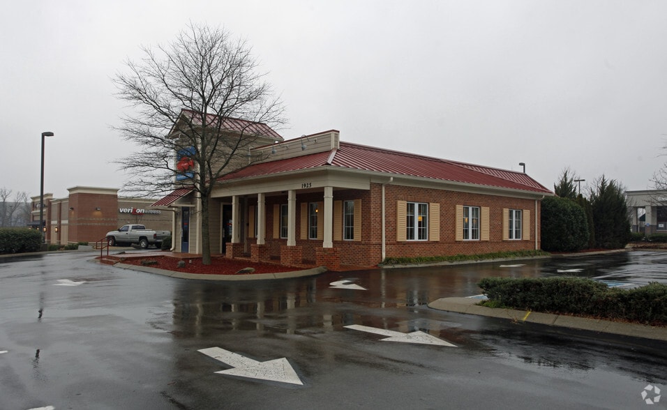 More Photos Of 1925 Mallory Ln, Franklin Freestanding For Lease