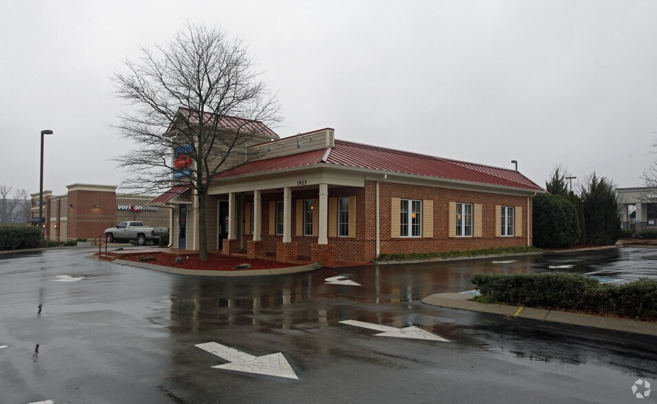 More Photos Of 1925 Mallory Ln, Franklin Freestanding For Sale