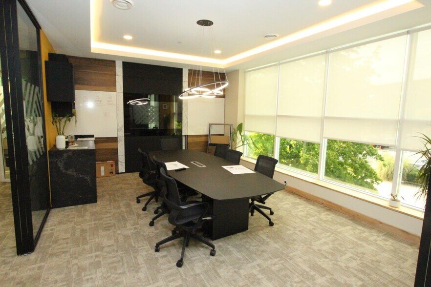 More Photos Of 2323 Boundary Rd, Vancouver Light Distribution For Sale