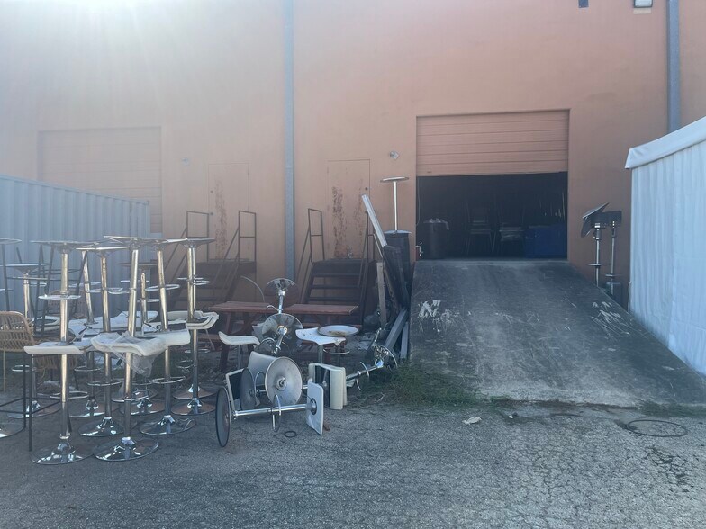 More Photos Of 3911-3929 E IH-10, San Antonio Light Manufacturing For Lease