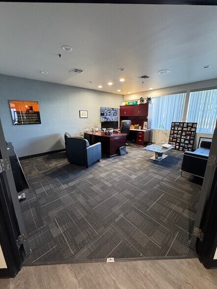 More Photos Of 2906 E Coronado St, Anaheim Warehouse For Lease