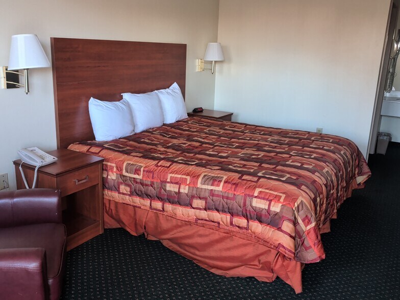 More Photos Of 2009 W Reelfoot Ave, Union City Hotel For Sale