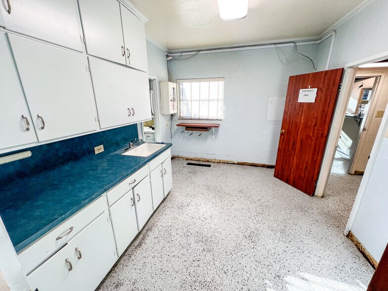 More Photos Of 3400 N Big Spring St, Midland Veterinarian Kennel For Sale