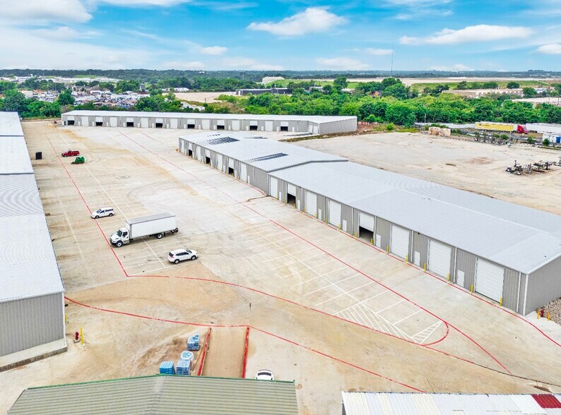 More Photos Of 7402 & 7406 Mansfield Hwy, Kennedale Light Distribution For Lease