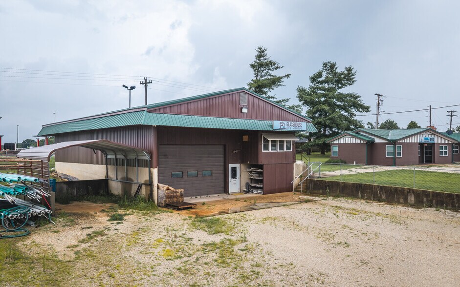 More Photos Of 905 W Scenic Rivers Blvd, Salem Flex For Sale