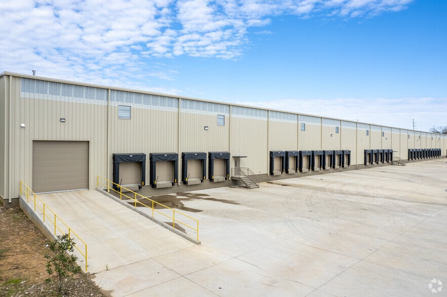 More Photos Of 175 Orr Ave, Opelika Distribution For Lease