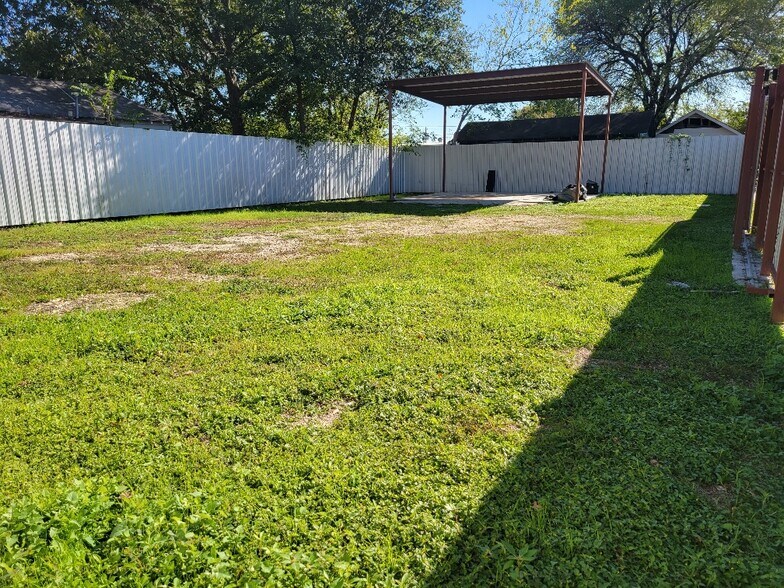 More Photos Of 8012 Munn St, Houston Land For Lease