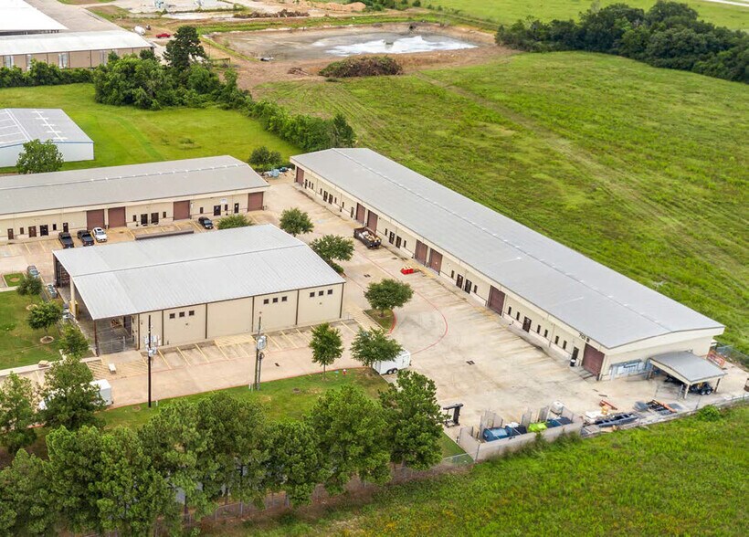 More Photos Of 701 S Persimmon St, Tomball Warehouse For Lease