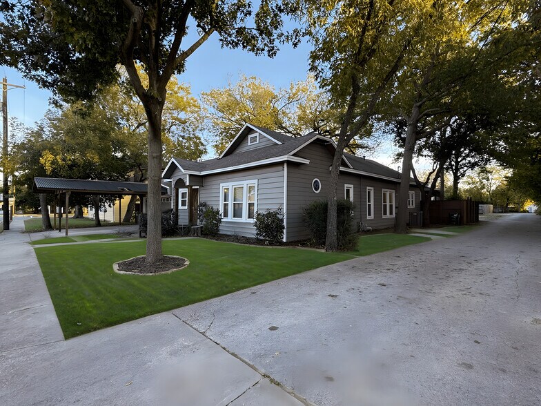 More Photos Of 211 Second St, Denton Flex For Sale