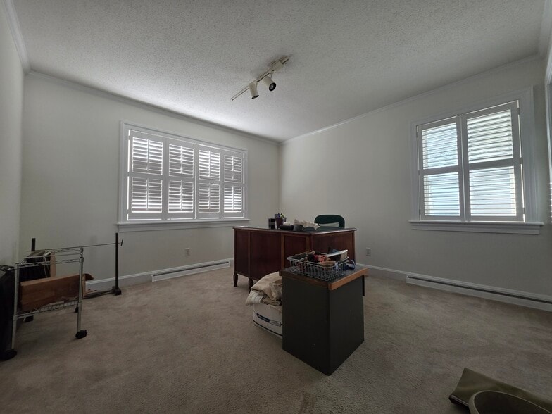 More Photos Of 2034 W 5th St, Washington Showroom For Sale