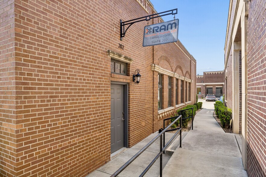 More Photos Of 118 Lynn Ave, Lewisville Office For Sale