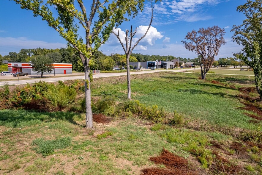 More Photos Of 906 S Main St, Lindale Light Distribution For Sale