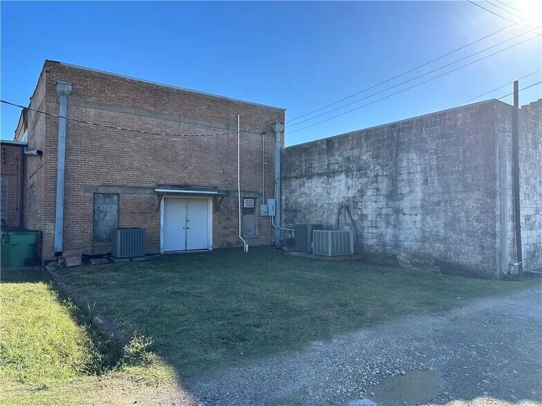 More Photos Of 346 E Main St, Rosebud General Retail For Sale