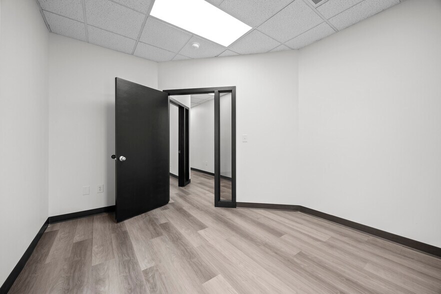 More Photos Of 9941 York Theta Dr, North Royalton Service For Lease