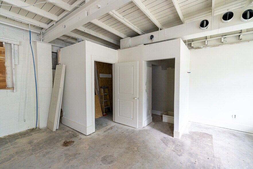 More Photos Of 908 E 35th St, Charlotte Freestanding For Sale