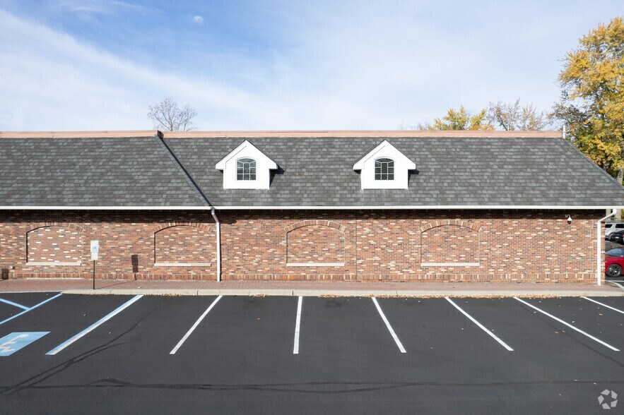 More Photos Of 44 W Allendale Ave, Allendale Freestanding For Sale