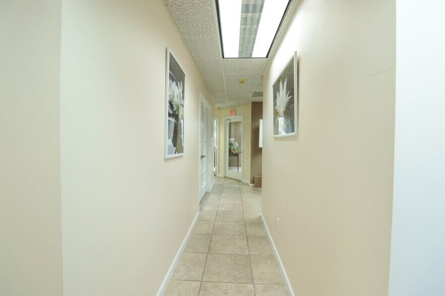 More Photos Of 700 11th St S, Naples Office For Sale