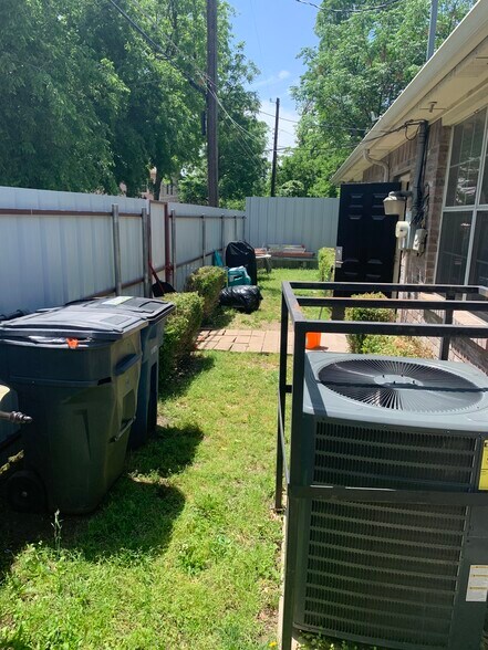 More Photos Of 2920 Inwood Rd, Dallas Office For Sale