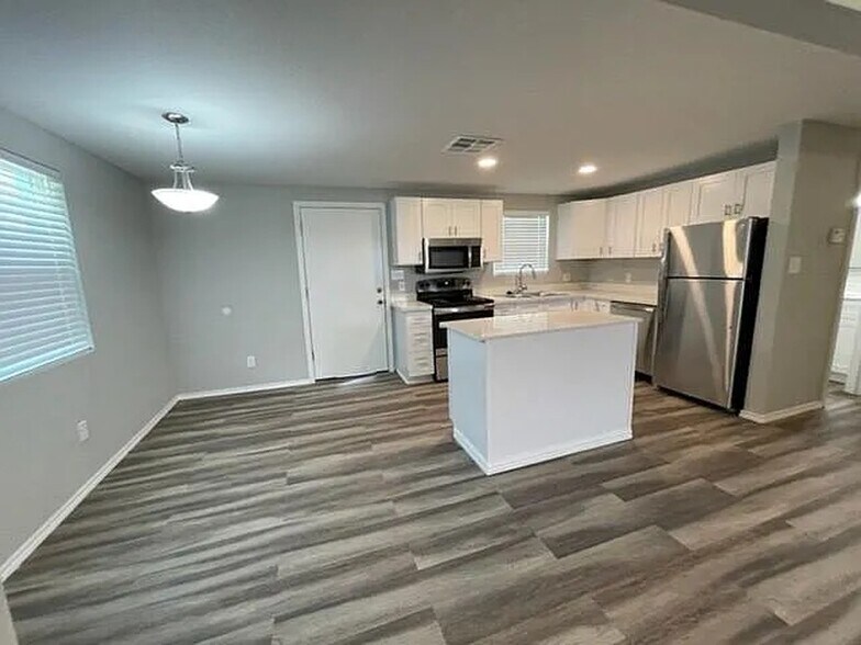 More Photos Of 1300 N Live Oak St, Rockport Multifamily For Sale