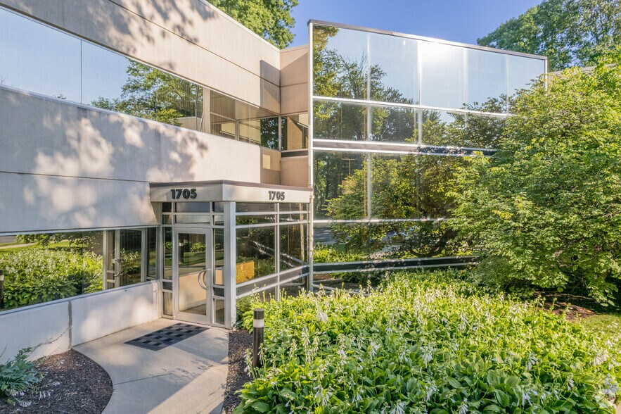 More Photos Of 1705 Indian Wood Cir, Maumee Office For Lease