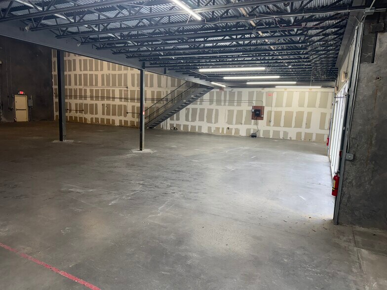 More Photos Of 787 Commerce Dr, Venice Warehouse For Lease