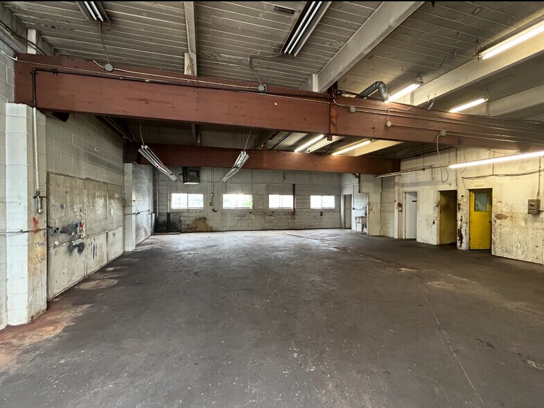 Primary Photo Of 576 Lougheed Hwy, Coquitlam Auto Repair For Lease