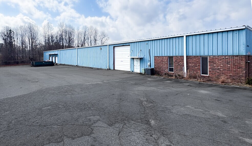 More Photos Of 2362 S Pine St, Spartanburg Service For Lease