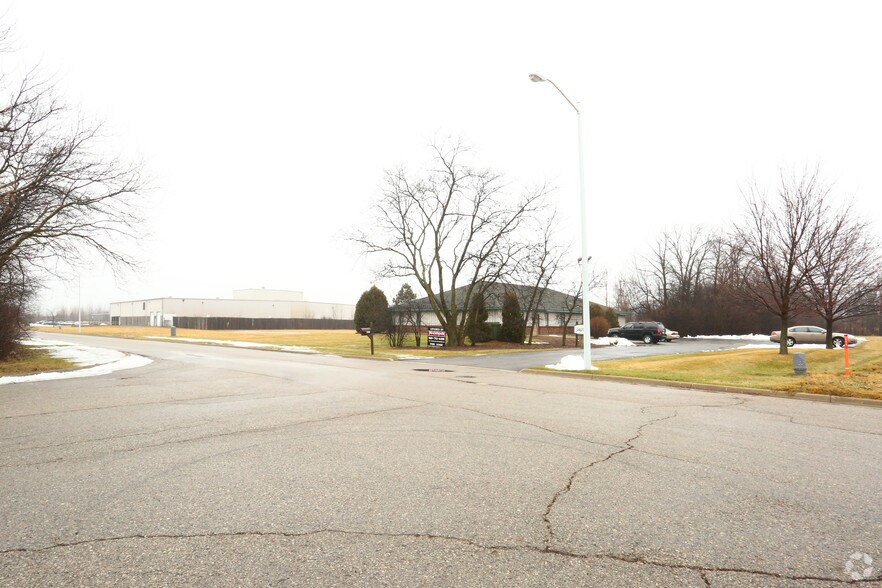More Photos Of 820 Bridgeview N, Saginaw Office For Sale