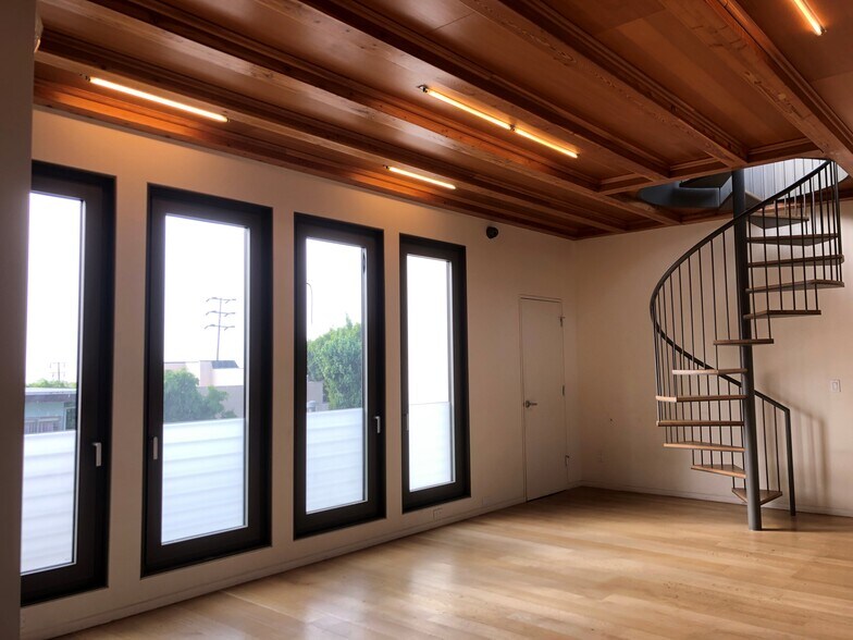 More Photos Of 8756 Holloway Dr, West Hollywood Loft Creative Space For Lease