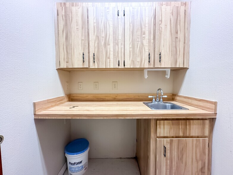 More Photos Of 2000 E Edgewood Dr, Lakeland Office For Lease