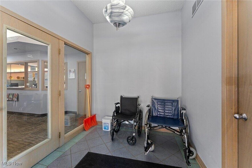 More Photos Of 925 Trailwood Dr, Youngstown Medical For Sale