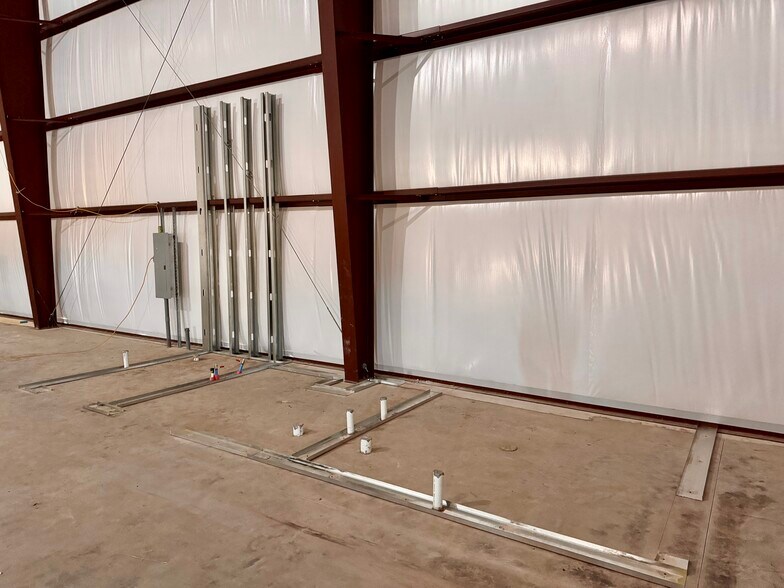 More Photos Of 5700 Eastside Parkway Dr, Gas City Light Distribution For Lease