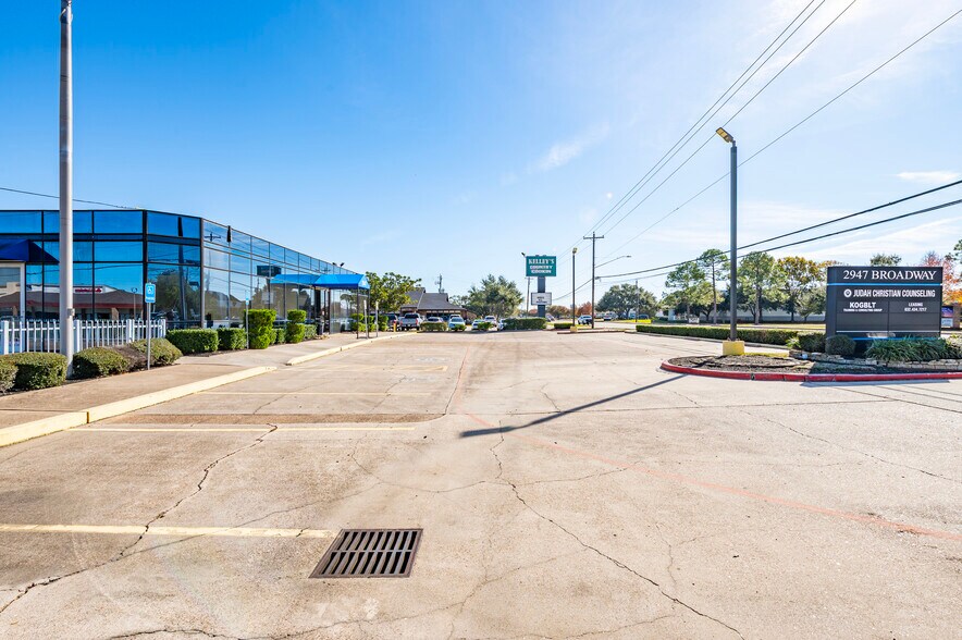 More Photos Of 2947 E Broadway St, Pearland Office For Lease